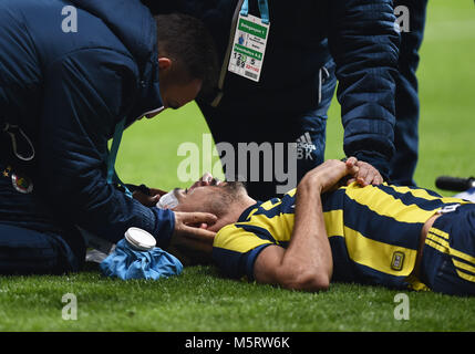 (180226) - Istanbul, Februar 26, 2018 (Xinhua) - Mehmet Topal von Fenerbahce erhält die medizinische Behandlung während der 2017-2018 Türkische Super League Match zwischen Besiktas und Fenerbahce Istanbul, Türkei, Jan. 25, 2018. Besiktas gewann 3-1. (Xinhua / Er Canling) Stockfoto