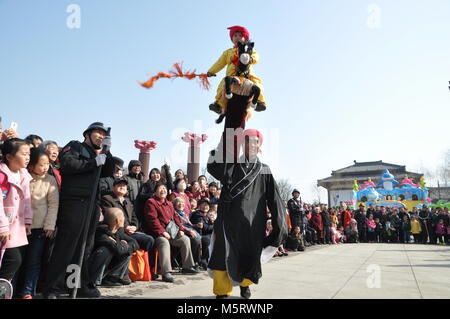 Februar 23, 2018 - Xi'An, Xi'an, China - Xi'an, China-23 rd Februar 2018: Kinder, die in der traditionellen chinesischen Kostüme auf Folk Leistung auf Stick an einem Tempel Messe während des chinesischen neuen Jahres in Xi'an, Provinz Shaanxi im Nordwesten Chinas. Credit: SIPA Asien/ZUMA Draht/Alamy leben Nachrichten Stockfoto