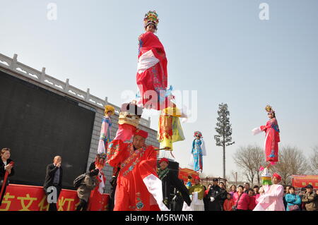 Februar 23, 2018 - Xi'An, Xi'an, China - Xi'an, China-23 rd Februar 2018: Kinder, die in der traditionellen chinesischen Kostüme auf Folk Leistung auf Stick an einem Tempel Messe während des chinesischen neuen Jahres in Xi'an, Provinz Shaanxi im Nordwesten Chinas. Credit: SIPA Asien/ZUMA Draht/Alamy leben Nachrichten Stockfoto