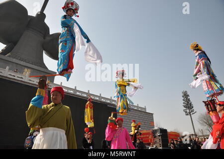 Februar 23, 2018 - Xi'An, Xi'an, China - Xi'an, China-23 rd Februar 2018: Kinder, die in der traditionellen chinesischen Kostüme auf Folk Leistung auf Stick an einem Tempel Messe während des chinesischen neuen Jahres in Xi'an, Provinz Shaanxi im Nordwesten Chinas. Credit: SIPA Asien/ZUMA Draht/Alamy leben Nachrichten Stockfoto