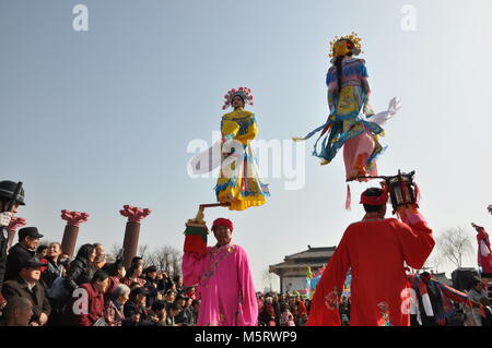 Februar 23, 2018 - Xi'An, Xi'an, China - Xi'an, China-23 rd Februar 2018: Kinder, die in der traditionellen chinesischen Kostüme auf Folk Leistung auf Stick an einem Tempel Messe während des chinesischen neuen Jahres in Xi'an, Provinz Shaanxi im Nordwesten Chinas. Credit: SIPA Asien/ZUMA Draht/Alamy leben Nachrichten Stockfoto