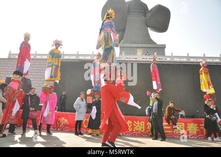 Februar 23, 2018 - Xi'An, Xi'an, China - Xi'an, China-23 rd Februar 2018: Kinder, die in der traditionellen chinesischen Kostüme auf Folk Leistung auf Stick an einem Tempel Messe während des chinesischen neuen Jahres in Xi'an, Provinz Shaanxi im Nordwesten Chinas. Credit: SIPA Asien/ZUMA Draht/Alamy leben Nachrichten Stockfoto