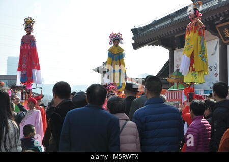 Februar 23, 2018 - Xi'An, Xi'an, China - Xi'an, China-23 rd Februar 2018: Kinder, die in der traditionellen chinesischen Kostüme auf Folk Leistung auf Stick an einem Tempel Messe während des chinesischen neuen Jahres in Xi'an, Provinz Shaanxi im Nordwesten Chinas. Credit: SIPA Asien/ZUMA Draht/Alamy leben Nachrichten Stockfoto