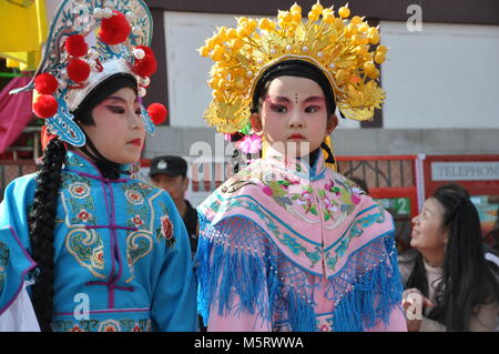 Februar 23, 2018 - Xi'An, Xi'an, China - Xi'an, China-23 rd Februar 2018: Kinder, die in der traditionellen chinesischen Kostüme auf Folk Leistung auf Stick an einem Tempel Messe während des chinesischen neuen Jahres in Xi'an, Provinz Shaanxi im Nordwesten Chinas. Credit: SIPA Asien/ZUMA Draht/Alamy leben Nachrichten Stockfoto