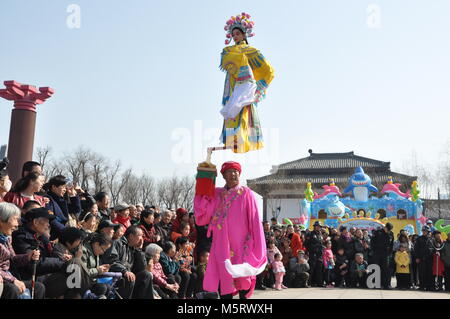 Februar 23, 2018 - Xi'An, Xi'an, China - Xi'an, China-23 rd Februar 2018: Kinder, die in der traditionellen chinesischen Kostüme auf Folk Leistung auf Stick an einem Tempel Messe während des chinesischen neuen Jahres in Xi'an, Provinz Shaanxi im Nordwesten Chinas. Credit: SIPA Asien/ZUMA Draht/Alamy leben Nachrichten Stockfoto