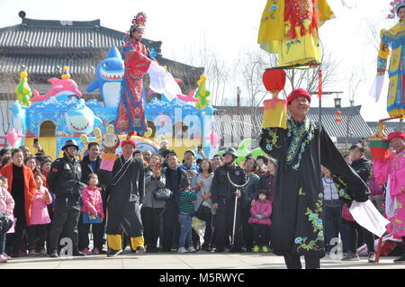 Februar 23, 2018 - Xi'An, Xi'an, China - Xi'an, China-23 rd Februar 2018: Kinder, die in der traditionellen chinesischen Kostüme auf Folk Leistung auf Stick an einem Tempel Messe während des chinesischen neuen Jahres in Xi'an, Provinz Shaanxi im Nordwesten Chinas. Credit: SIPA Asien/ZUMA Draht/Alamy leben Nachrichten Stockfoto