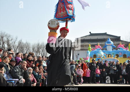 Februar 23, 2018 - Xi'An, Xi'an, China - Xi'an, China-23 rd Februar 2018: Kinder, die in der traditionellen chinesischen Kostüme auf Folk Leistung auf Stick an einem Tempel Messe während des chinesischen neuen Jahres in Xi'an, Provinz Shaanxi im Nordwesten Chinas. Credit: SIPA Asien/ZUMA Draht/Alamy leben Nachrichten Stockfoto