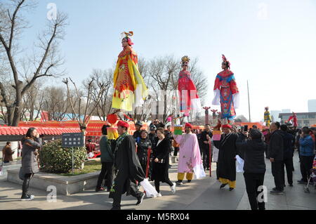 Februar 23, 2018 - Xi'An, Xi'an, China - Xi'an, China-23 rd Februar 2018: Kinder, die in der traditionellen chinesischen Kostüme auf Folk Leistung auf Stick an einem Tempel Messe während des chinesischen neuen Jahres in Xi'an, Provinz Shaanxi im Nordwesten Chinas. Credit: SIPA Asien/ZUMA Draht/Alamy leben Nachrichten Stockfoto