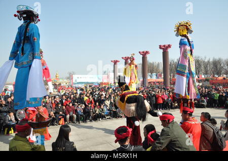 Februar 23, 2018 - Xi'An, Xi'an, China - Xi'an, China-23 rd Februar 2018: Kinder, die in der traditionellen chinesischen Kostüme auf Folk Leistung auf Stick an einem Tempel Messe während des chinesischen neuen Jahres in Xi'an, Provinz Shaanxi im Nordwesten Chinas. Credit: SIPA Asien/ZUMA Draht/Alamy leben Nachrichten Stockfoto