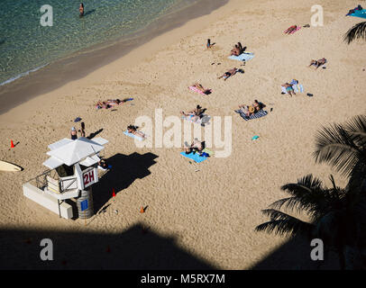 Honolulu, Hawaii, USA. 16 Dez, 2017. Ein Betrachtungswinkel von Sonnenanbeter und Schwimmer der Tag in Kaimana Beach, Honolulu, Hawaii. Der Strand ist auch als Sans Souci Strand bekannt und beliebt bei Einheimischen als auch Touristen. Credit: bayne Stanley/ZUMA Draht/Alamy leben Nachrichten Stockfoto