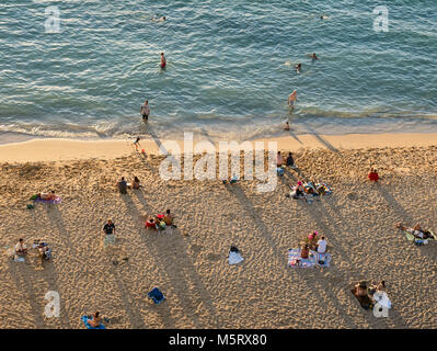 Honolulu, Hawaii, USA. 17 Dez, 2017. Ein Betrachtungswinkel von Sonnenanbeter und Schwimmer der Tag in Kaimana Beach, Honolulu, Hawaii. Der Strand ist auch als Sans Souci Strand bekannt und beliebt bei Einheimischen als auch Touristen. Credit: bayne Stanley/ZUMA Draht/Alamy leben Nachrichten Stockfoto