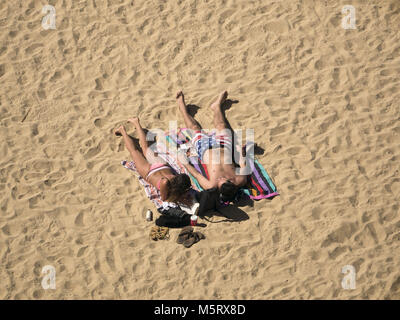 Honolulu, Hawaii, USA. 13 Dez, 2017. Ein Betrachtungswinkel von sonnenanbeter den Tag in Kaimana Beach, Honolulu, Hawaii. Der Strand ist auch als Sans Souci Strand bekannt und beliebt bei Einheimischen als auch Touristen. Credit: bayne Stanley/ZUMA Draht/Alamy leben Nachrichten Stockfoto