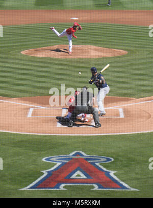 In Tempe, Arizona, USA. 24 Feb, 2018. Shohei Ohtani (Engel) MLB: Los Angeles Engel Krug Shohei Ohtani Plätze zu Jonathan Villar der Milwaukee Brewers während des Spring Training Baseball Spiel bei Tempe Diablo Stadion in Tempe, Arizona, United States. Quelle: LBA/Alamy leben Nachrichten Stockfoto