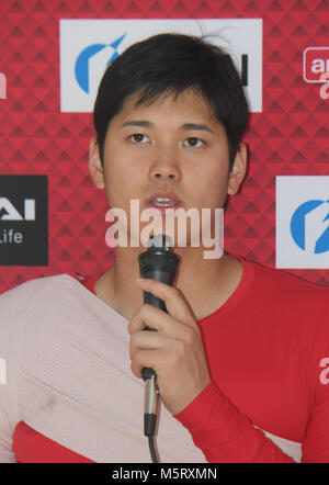 In Tempe, Arizona, USA. 24 Feb, 2018. Shohei Ohtani (Engel) MLB: Shohei Ohtani der Los Angeles Angels nimmt an einer Pressekonferenz nach einem Spring Training Baseball Spiel gegen die Milwaukee Brewers bei Tempe Diablo Stadion in Tempe, Arizona, United States. Quelle: LBA/Alamy leben Nachrichten Stockfoto