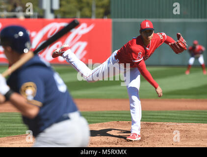 In Tempe, Arizona, USA. 24 Feb, 2018. Shohei Ohtani (Engel) MLB: Los Angeles Engel Krug Shohei Ohtani Plätze während des Spring Training Baseball Spiel gegen die Milwaukee Brewers bei Tempe Diablo Stadion in Tempe, Arizona, United States. Quelle: LBA/Alamy leben Nachrichten Stockfoto