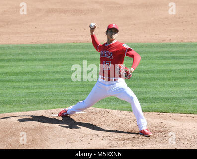 In Tempe, Arizona, USA. 24 Feb, 2018. Shohei Ohtani (Engel) MLB: Los Angeles Engel Krug Shohei Ohtani Plätze während des Spring Training Baseball Spiel gegen die Milwaukee Brewers bei Tempe Diablo Stadion in Tempe, Arizona, United States. Quelle: LBA/Alamy leben Nachrichten Stockfoto