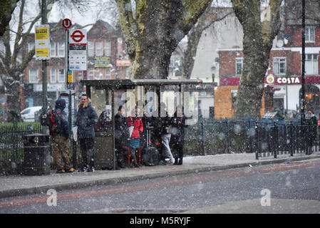 Turnpike Lane, London, Großbritannien. 26. Februar 2018. UK Wetter. Schneegestöber Start in Nord London Credit: Matthew Chattle/Alamy leben Nachrichten Stockfoto