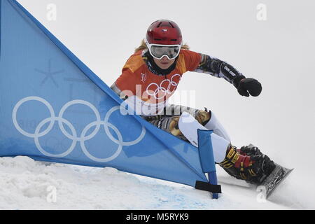 Snowboarder und Skifahrer Ester Ledecka, 22, eine doppelte Goldmedaillenträger, in Aktion im Qualifying im parallel Riesenslalom in Snowboard bei den Olympischen Spielen. PyeongChang, Südkorea, 24. Februar 2018. (CTK Photo/Michal Kamaryt) Stockfoto