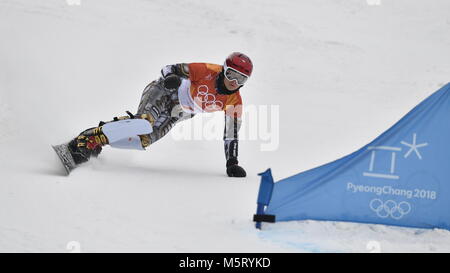 Snowboarder und Skifahrer Ester Ledecka, 22, eine doppelte Goldmedaillenträger, in Aktion im Qualifying im parallel Riesenslalom in Snowboard bei den Olympischen Spielen. PyeongChang, Südkorea, 24. Februar 2018. (CTK Photo/Michal Kamaryt) Stockfoto