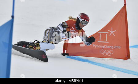 Snowboarder und Skifahrer Ester Ledecka, 22, eine doppelte Goldmedaillenträger, in Aktion im Qualifying im parallel Riesenslalom in Snowboard bei den Olympischen Spielen. PyeongChang, Südkorea, 24. Februar 2018. (CTK Photo/Michal Kamaryt) Stockfoto