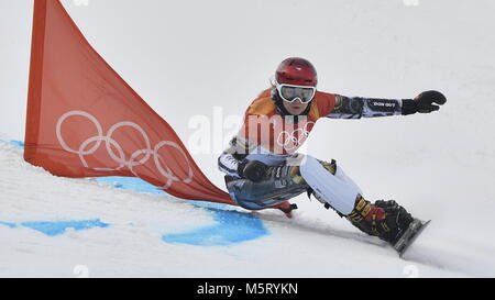 Snowboarder und Skifahrer Ester Ledecka, 22, eine doppelte Goldmedaillenträger, in Aktion im Qualifying im parallel Riesenslalom in Snowboard bei den Olympischen Spielen. PyeongChang, Südkorea, 24. Februar 2018. (CTK Photo/Michal Kamaryt) Stockfoto