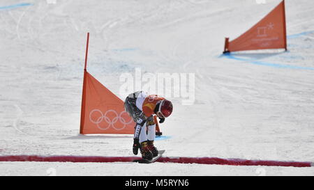 Tschechische Snowboarder und Skifahrer Ester Ledecka, 22, eine doppelte Goldmedaillenträger, in Aktion während der acht-Finale des parallel Riesenslalom in Snowboard bei den Olympischen Spielen. PyeongChang, Südkorea, 24. Februar 2018. (CTK Photo/Michal Kamaryt) Stockfoto