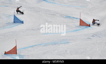 Tschechische Snowboarder und Skifahrer Ester Ledecka, rechts, 22, ein Doppel Gold medallist und Selina Jörg von Deutschland in Aktion während der Endrunde Im parallel Riesenslalom in Snowboard bei den Olympischen Spielen. PyeongChang, Südkorea, 24. Februar 2018. (CTK Photo/Michal Kamaryt) Stockfoto