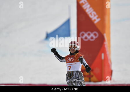 Tschechische Snowboarder und Skifahrer Ester Ledecka, 22, feiert eine Goldmedaille nach dem parallel Riesenslalom in Snowboard bei den Olympischen Spielen. PyeongChang, Südkorea, 24. Februar 2018. (CTK Photo/Michal Kamaryt) Stockfoto