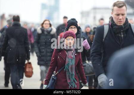 London Bridge. 26 Feb, 2018. UK Wetter. Beginn der Schnee auf die London Bridge heute Morgen. Bild Jeremy Selwyn Credit: Evening Standard Stockfoto