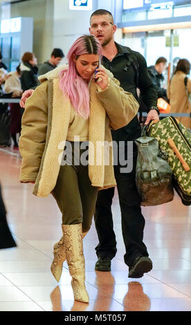 Tokio, Japan. 26 Feb, 2018. Kim Kardashian West mit rosa Haaren ist bei Ihrer Ankunft an der Tokyo Haneda International Airport gesehen. Die KARDASHIAN's setzte nach fast 2 Stunde Verspätung auf Ihren Flug. Quelle: LBA/Alamy leben Nachrichten Stockfoto