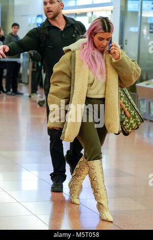 Tokio, Japan. 26 Feb, 2018. Kim Kardashian West mit rosa Haaren ist bei Ihrer Ankunft an der Tokyo Haneda International Airport gesehen. Die KARDASHIAN's setzte nach fast 2 Stunde Verspätung auf Ihren Flug. Quelle: LBA/Alamy leben Nachrichten Stockfoto