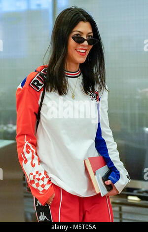 Tokio, Japan. 26 Feb, 2018. Kourtney Kardashian ist bei Ihrer Ankunft an der Tokyo Haneda International Airport gesehen. Die KARDASHIAN's setzte nach fast 2 Stunde Verspätung auf Ihren Flug. Quelle: LBA/Alamy leben Nachrichten Stockfoto