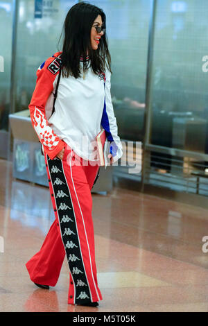 Tokio, Japan. 26 Feb, 2018. Kourtney Kardashian ist bei Ihrer Ankunft an der Tokyo Haneda International Airport gesehen. Die KARDASHIAN's setzte nach fast 2 Stunde Verspätung auf Ihren Flug. Quelle: LBA/Alamy leben Nachrichten Stockfoto