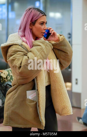 Tokio, Japan. 26 Feb, 2018. Kim Kardashian West mit rosa Haaren ist bei Ihrer Ankunft an der Tokyo Haneda International Airport gesehen. Die KARDASHIAN's setzte nach fast 2 Stunde Verspätung auf Ihren Flug. Quelle: LBA/Alamy leben Nachrichten Stockfoto