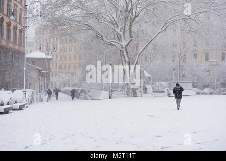 Rom, Italien. 26 Feb, 2018. Menschen unter dem fallenden Schnee auf der Piazza San Cosimato Credit: Marco varrone/Alamy leben Nachrichten Stockfoto
