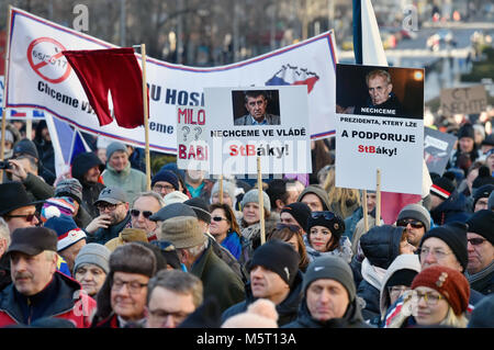 Hunderte Menschen nahmen an einer Demonstration für Freiheit, Demokratie und freies Geschäft statt auf dem Wenzelsplatz in Prag, Tschechische Republik, 25. Februar 2018, anlässlich des 70. Jahrestages der Kommunistischen Staatsstreich in der Tschechoslowakei. Einige der Teilnehmer trugen Banner mit anti-kommunistischen Parolen und Kritik an der derzeitigen Ministerpräsidenten in Resignation Andrej Babis. In der Eröffnungsrede, die Veranstalter abgelehnt, eine mögliche Rückkehr der Kommunisten an die Macht und die Regierung einer Partei. Sie erinnert an Hunderttausende Opfer des kommunistischen Regimes (1948-1989). (CTK Phot Stockfoto