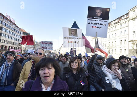 Hunderte Menschen nahmen an einer Demonstration für Freiheit, Demokratie und freies Geschäft statt auf dem Wenzelsplatz in Prag, Tschechische Republik, 25. Februar 2018, anlässlich des 70. Jahrestages der Kommunistischen Staatsstreich in der Tschechoslowakei. Einige der Teilnehmer trugen Banner mit anti-kommunistischen Parolen und Kritik an der derzeitigen Ministerpräsidenten in Resignation Andrej Babis. In der Eröffnungsrede, die Veranstalter abgelehnt, eine mögliche Rückkehr der Kommunisten an die Macht und die Regierung einer Partei. Sie erinnert an Hunderttausende Opfer des kommunistischen Regimes (1948-1989). (CTK Phot Stockfoto