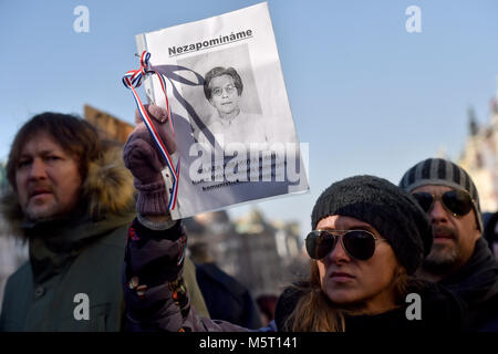 Hunderte Menschen nahmen an einer Demonstration für Freiheit, Demokratie und freies Geschäft statt auf dem Wenzelsplatz in Prag, Tschechische Republik, 25. Februar 2018, anlässlich des 70. Jahrestages der Kommunistischen Staatsstreich in der Tschechoslowakei. Einige der Teilnehmer trugen Banner mit anti-kommunistischen Parolen und Kritik an der derzeitigen Ministerpräsidenten in Resignation Andrej Babis. In der Eröffnungsrede, die Veranstalter abgelehnt, eine mögliche Rückkehr der Kommunisten an die Macht und die Regierung einer Partei. Sie erinnert an Hunderttausende Opfer des kommunistischen Regimes (1948-1989). (CTK Phot Stockfoto