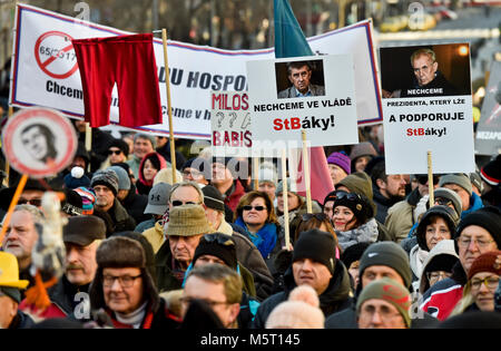 Hunderte Menschen nahmen an einer Demonstration für Freiheit, Demokratie und freies Geschäft statt auf dem Wenzelsplatz in Prag, Tschechische Republik, 25. Februar 2018, anlässlich des 70. Jahrestages der Kommunistischen Staatsstreich in der Tschechoslowakei. Einige der Teilnehmer trugen Banner mit anti-kommunistischen Parolen und Kritik an der derzeitigen Ministerpräsidenten in Resignation Andrej Babis. In der Eröffnungsrede, die Veranstalter abgelehnt, eine mögliche Rückkehr der Kommunisten an die Macht und die Regierung einer Partei. Sie erinnert an Hunderttausende Opfer des kommunistischen Regimes (1948-1989). (CTK Phot Stockfoto