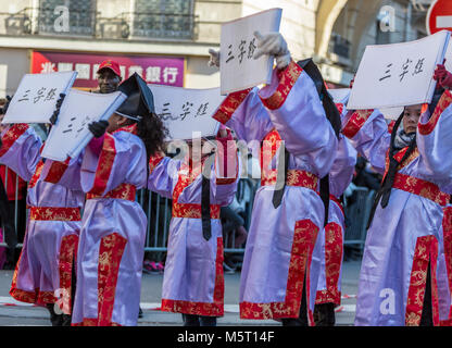 Paris, Frankreich. 25 Feb, 2018. Umwelt Porträt einer unbekannten chinesischen Mädchen während der 2018 Chinese New Year Parade in Paris. Credit: Radu Razvan/Alamy leben Nachrichten Stockfoto