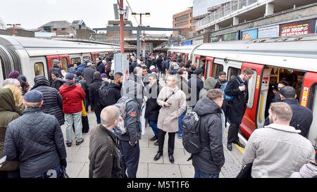 London, Großbritannien. 26. Februar 2018. UK Wetter: Morgen Pendler sind zu Gast auf der Plattformen in Harrow on the Hill Station in North West London während der Rush Hour, da sie lange Verzögerungen und Stornierungen u-bahn durch ein Signal Störung verursacht. Ihre Reise ist erschwert mit Schneetreiben und Temperaturen unter dem Gefrierpunkt, die durch "Die Bestie aus dem Osten' Arktis Wetter, welches in Großbritannien eingetroffen ist. Credit: Stephen Chung/Alamy leben Nachrichten Stockfoto