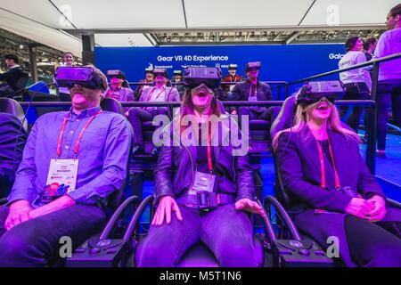 Barcelona, Spanien. 26 Feb, 2018. Besucher erleben von Samsung Gang VR 4D auf dem Mobile World Congress 2018 in Barcelona, einer der wichtigsten Veranstaltungen für mobile Technologien und eine Startrampe für Smartphones, zukünftige Technologien, Geräte und Peripheriegeräte öffnet seine Türen. Die 2018 Edition läuft unter dem übergreifenden Thema "Für eine bessere Zukunft". Credit: Matthias Oesterle/Alamy leben Nachrichten Stockfoto