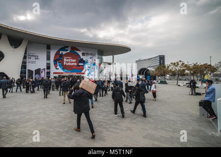 Betritt der Besucher die Fira Gran Via Veranstaltungsort der jährlichen Mobile World Congress, einer der wichtigsten Veranstaltungen für mobile Technologien und eine Startrampe für Smartphones, zukünftige Technologien, Geräte und Peripheriegeräte öffnet seine Türen. Die 2018 Edition läuft unter dem übergreifenden Thema "Für eine bessere Zukunft". Credit: Matthias Oesterle/Alamy leben Nachrichten Stockfoto