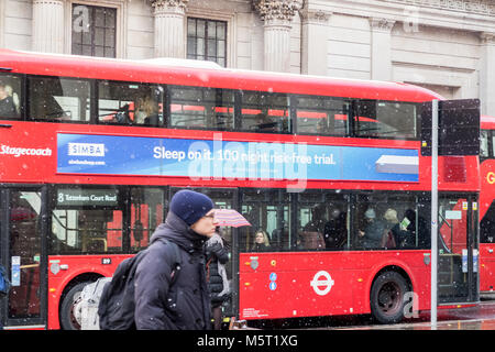 London, Großbritannien. 26 Feb, 2018. UK Wetter. Morgen Pendler fahren durch eine leichte Schneefall in der City von London zu arbeiten. Credit: Milton Cogheil/Alamy leben Nachrichten Stockfoto