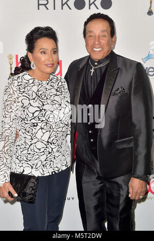 Los Angeles, USA. 25 Feb, 2018. Smokey Robinson und seine Frau Frances Glandney nehmen an der 4. Hollywood Schönheit Auszeichnungen bei Avalon Hollywood am 25. Februar in Los Angeles, Kalifornien 2018. Credit: Geisler-Fotopress/Alamy leben Nachrichten Stockfoto