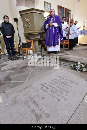 Mehr als 100 Pilger gedachte der tschechischen katholischen Priester Josef Toufar (1902-1950), der durch die kommunistische Geheimpolizei (StB) getötet wurde, in der Kirche der Aufnahme der Sel. Jungfrau Maria in Cihost, Tschechische Republik, 25. Februar 2018. Die Veranstaltung begann mit einem Konzert, durch eine Masse von Prämonstratenserkloster Abt Marian Rudolf Kosik gefeiert. Toufar, die in Cihost diente, wurde durch die StB in Verbindung mit der 'Cihost Wunder' im Dezember 1949, als ein Kreuz, das sich auf dem Hauptaltar der Kirche, die mehrere Male während seiner Predigt verschoben untersucht. Das kommunistische Regime u Stockfoto