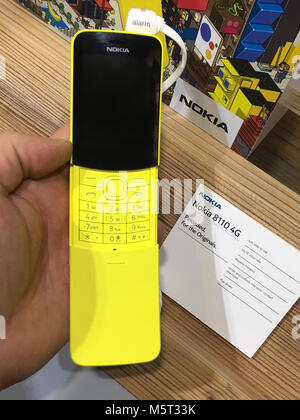 Barcelona, Spanien. 26 Feb, 2018. Ein Mobiltelefon Nokia 8110 in Banana gelbe Farbe von HMD globales Unternehmen ist während des Mobile World Congress 2018 in Barcelona, Spanien, am 26. Februar 2018. Kredite: Jan Sadilek/CTK Photo/Alamy leben Nachrichten Stockfoto