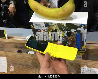 Barcelona, Spanien. 26 Feb, 2018. Ein Mobiltelefon Nokia 8110 in Banana gelbe Farbe von HMD globales Unternehmen ist während des Mobile World Congress 2018 in Barcelona, Spanien, am 26. Februar 2018. Kredite: Jan Sadilek/CTK Photo/Alamy leben Nachrichten Stockfoto