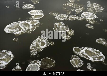 Posen, Großpolen, Polen. 26 Feb, 2018. In den letzten Tagen Polen erlitt den größten Frost in diesem Winter. Synoptics warnen vor der nächsten Tage (besonders nachts), die noch kälter werden kann. Für Großpolen, die minimale Temperatur von -15° C bis -13° C erwartet, lokal bis -18 Â°C in der Nacht. Maximale Temperatur tagsüber von -8°C bis -5°C. Die prognostizierten Minimale Temperatur im Land-25° C, -23° C im Nordosten und im Karpatischen Becken in der nächsten Nacht. Credit: Dawid Tatarkiewicz/ZUMA Draht/Alamy leben Nachrichten Stockfoto