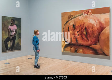 London, Großbritannien. 26. Februar, 2018. Clique der Fragen, 2015 von Lynette Yiadom-Bokye und Reverse 2002-3 von Jenny Saville - Allzu menschlich: Speck, Freud und ein Jahrhundert der Malerei leben, neue Ausstellung der Tate Britain. Darunter rund 100 Werke von einigen der am meisten gefeierten modernen britischen Künstler. Die Ausstellung macht Verbindungen über Generationen von Künstlern und erzählt eine Geschichte der figurativen Malerei im 20. Jahrhundert. Es wird vom 28. Februar bis 27. August 2018 laufen. Credit: Guy Bell/Alamy leben Nachrichten Stockfoto